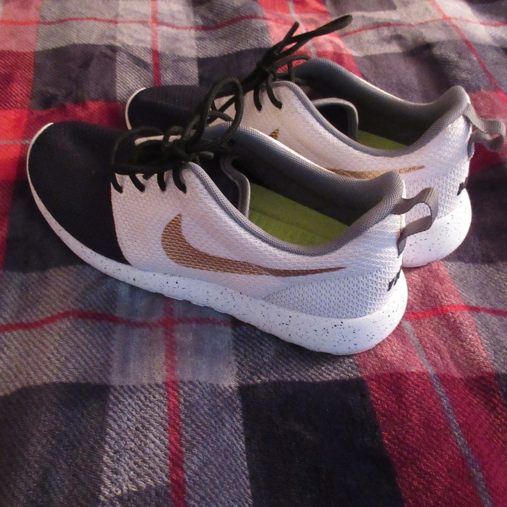 Nike Roshe One's